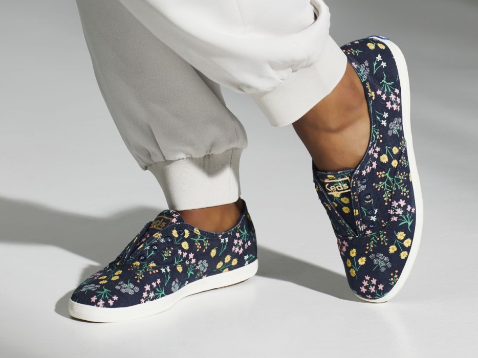 Dames X Rifle Paper Co. Chillax Petite Fleurs Bedrukte Marineblauwe Multikeds