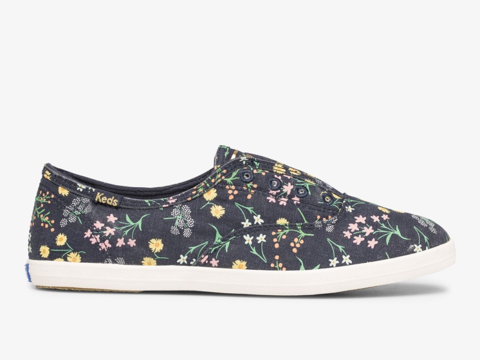 dames_x_rifle_paper_co_chillax_petite_fleurs_bedrukte_marineblauwe_multikeds.jpg Dames X Rifle Paper Co. Chillax Petite Fleurs Bedrukte Marineblauwe Multikeds - Afbeelding 1